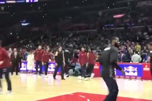 和现在湖人阵容比如何？18年骑士队的赛前扣篮热身！