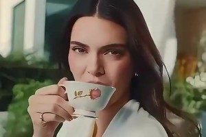 谁躺枪了？詹娜此前广告：感谢前男友们送来的私人飞机豪车泳池！